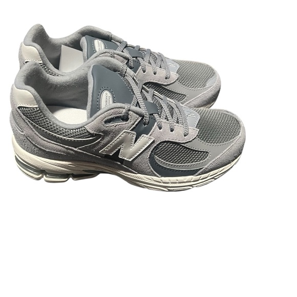 New Balance Kid’s Gray Sneakers 6Y - Picture 2 of 3